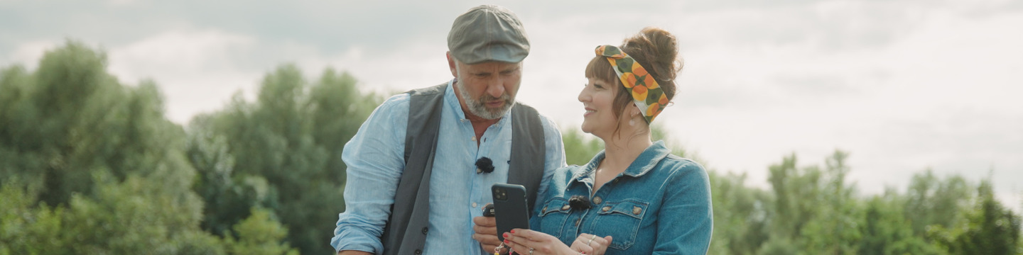 Wernerette zeigt Werner etwas auf ihrem Smartphone