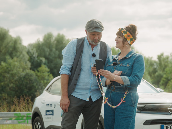 Wernerette zeigt Werner etwas auf ihrem Smartphone